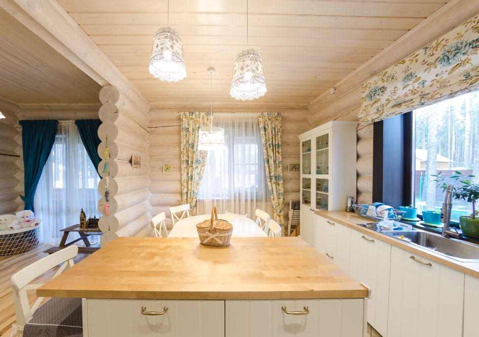 Дизайн кухни в стиле прованс, подвесные светильники, кухонный остров, кухонный гарнитур