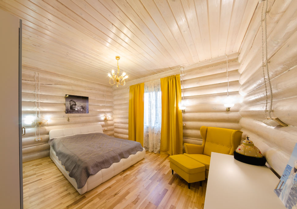 Дизайн спальни в стиле прованс, желтые акценты, кровать, серый текстиль, желтое кресло, пуфик