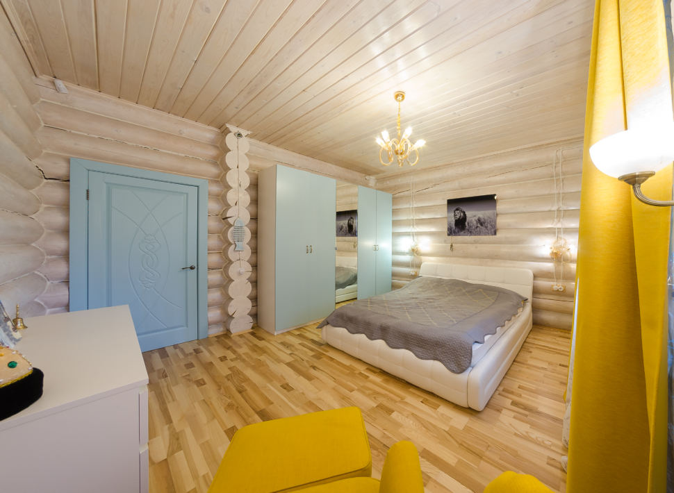 Дизайн спальни в стиле прованс, желтые акценты, кровать, серый текстиль, шкаф, портьеры, бревна
