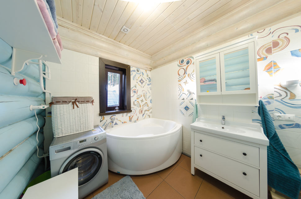 фотография ванны в стиле прованс в голубых оттенках, бревна, дверь, ванна, стиральная машина, орнамент