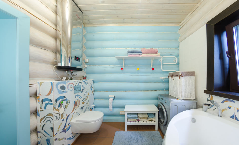 фотография ванны в стиле прованс в голубых оттенках, бревна, стиральная машина, ванна, санузел, акцентная стена, окно, дверь