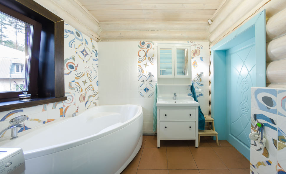 фотография ванны в стиле прованс в голубых оттенках, бревна, дверь, ванна, мойка, голубая дверь