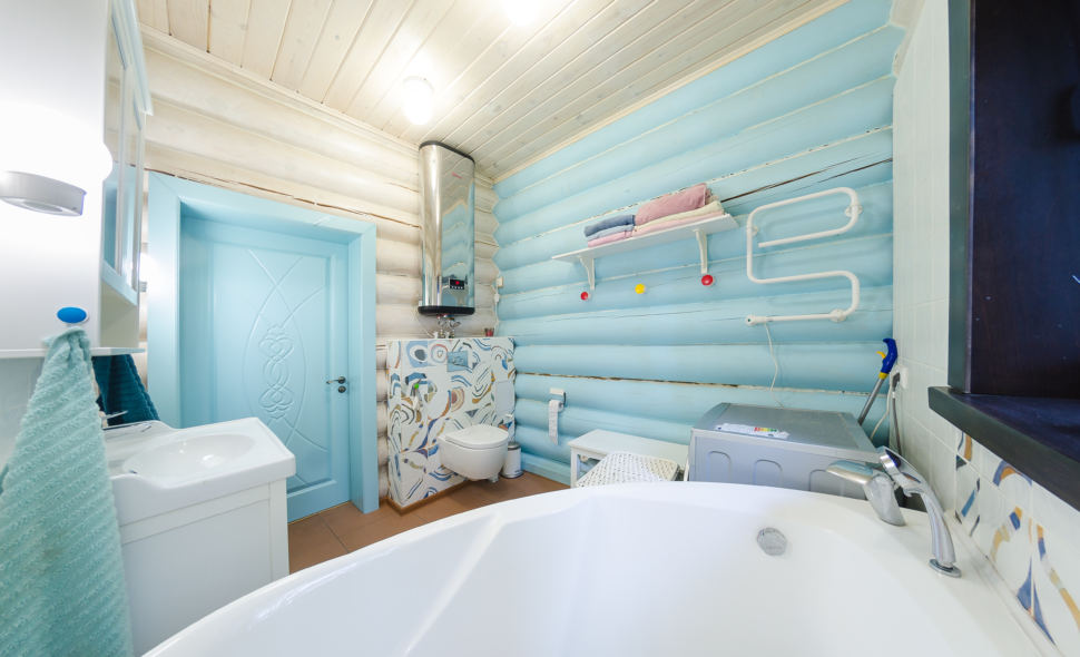 фотография ванны в стиле прованс в голубых оттенках, бревна, дверь, ванна, санузел, голубая стена