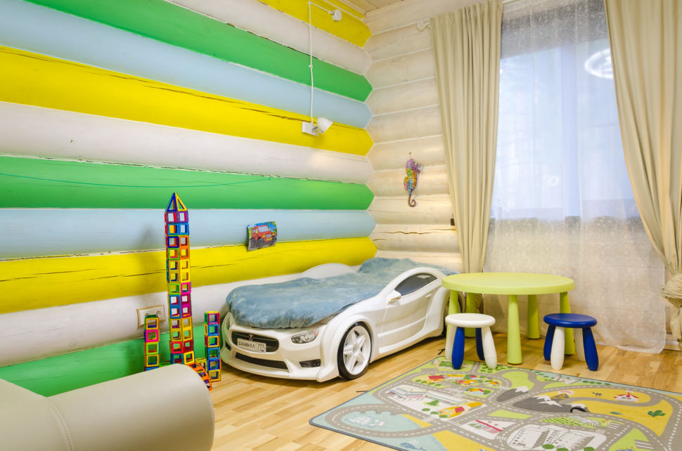 интерьер детской в стиле прованс, детский столик, кровать, подвесные светильники, акцент, игрушки, машина
