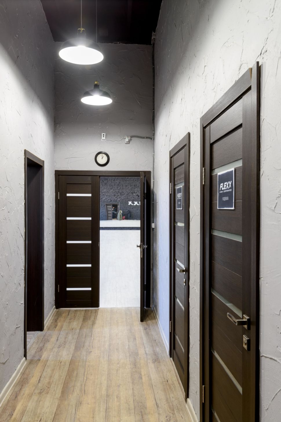 Фотография интерьера коридора 9 кв.м в стиле лофт, серые оттенки, темные межкомнатные двери, черный потолок