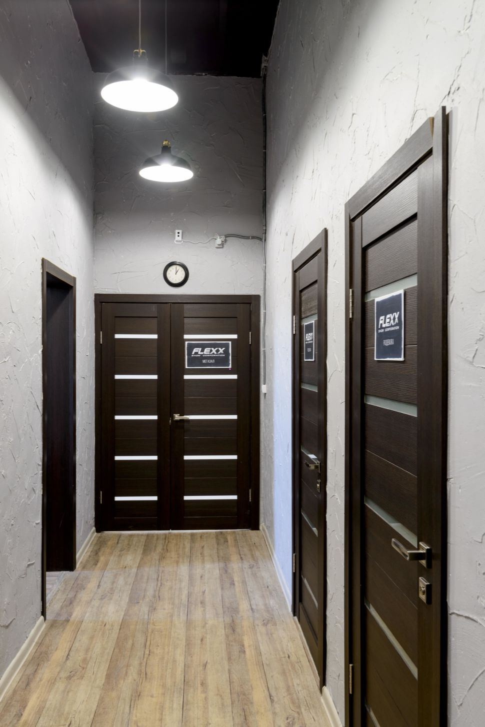 Фотография интерьера коридора 9 кв.м в стиле лофт, серые оттенки, темные межкомнатные двери, светильники, часы