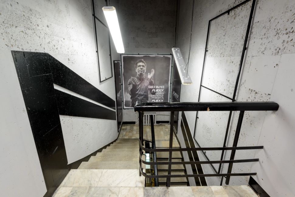 Фотография интерьера коридора 56 кв.м в стиле лофт, серые оттенки, фотографии, черные акценты, перила лестницы