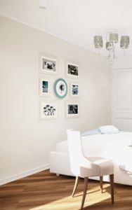 Визуализация спальни 12 кв.м в в нежно-бирюзовых тонах, белая кровать, кресло, элементы декора, люстра