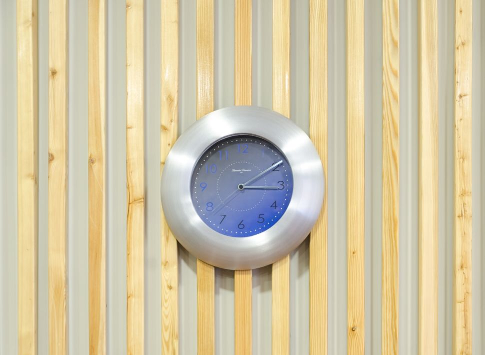 Дизайн-проект кабинета 32 кв.м, декор, деревянные рейки, часы, светильники