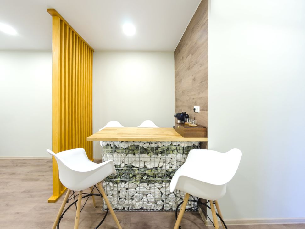 Дизайн-проект коридора 25 кв.м офисного помещения, барная стойка, декоративные камни, белые барные стулья, пвх плитка, декоративная желтая перегородка