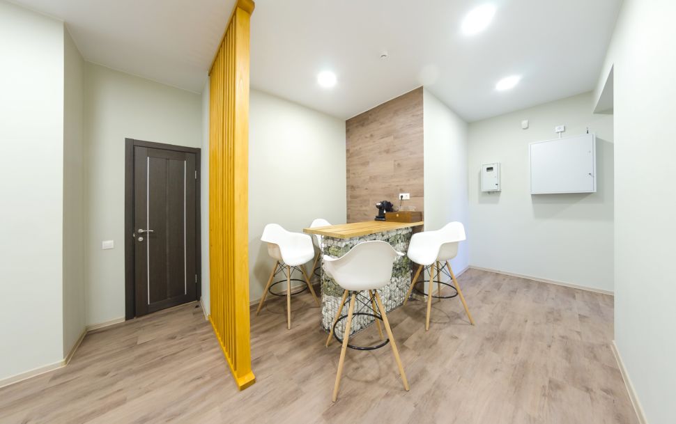 Интерьер коридора 25 кв.м офиса, барная стойка, белые барные стулья, пвх плитка, декоративная деревянная перегородка