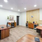 Фотография офисного помещения 32 кв.м, комоды, декоративные деревянные рейки, часы, декор, пвх плитка, рабочие столы, офисные кресла