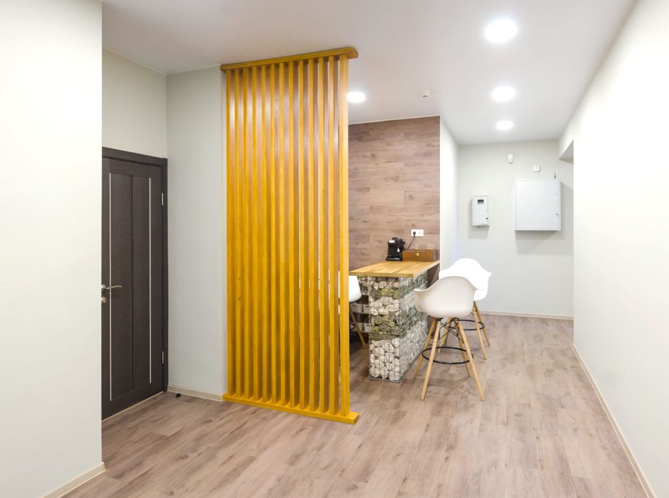 Фотография коридора 25 кв.м офисного помещения, барная стойка, белые барные стулья, пвх плитка, декоративная деревянная желтая перегородка, кофемашина