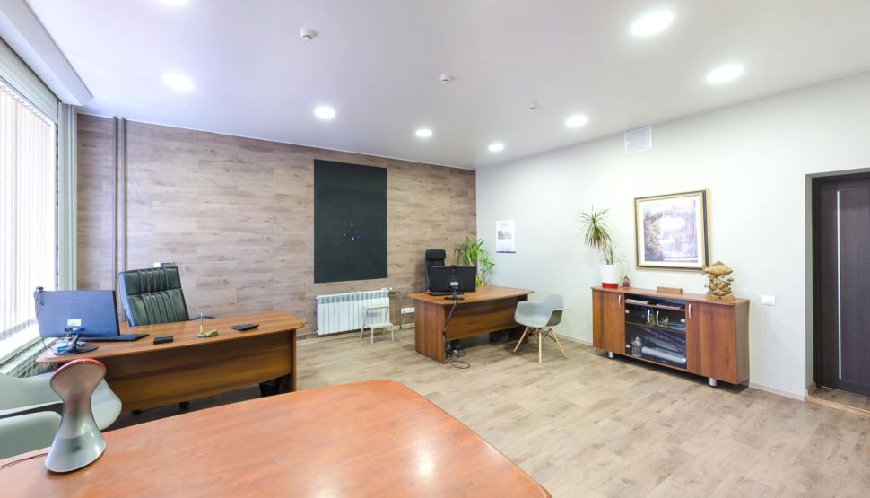Интерьер офиса 32 кв.м, комод, декоративные деревянные рейки, доска под грифель, пвх плитка, радиатор, рабочие столы, пвх плитка