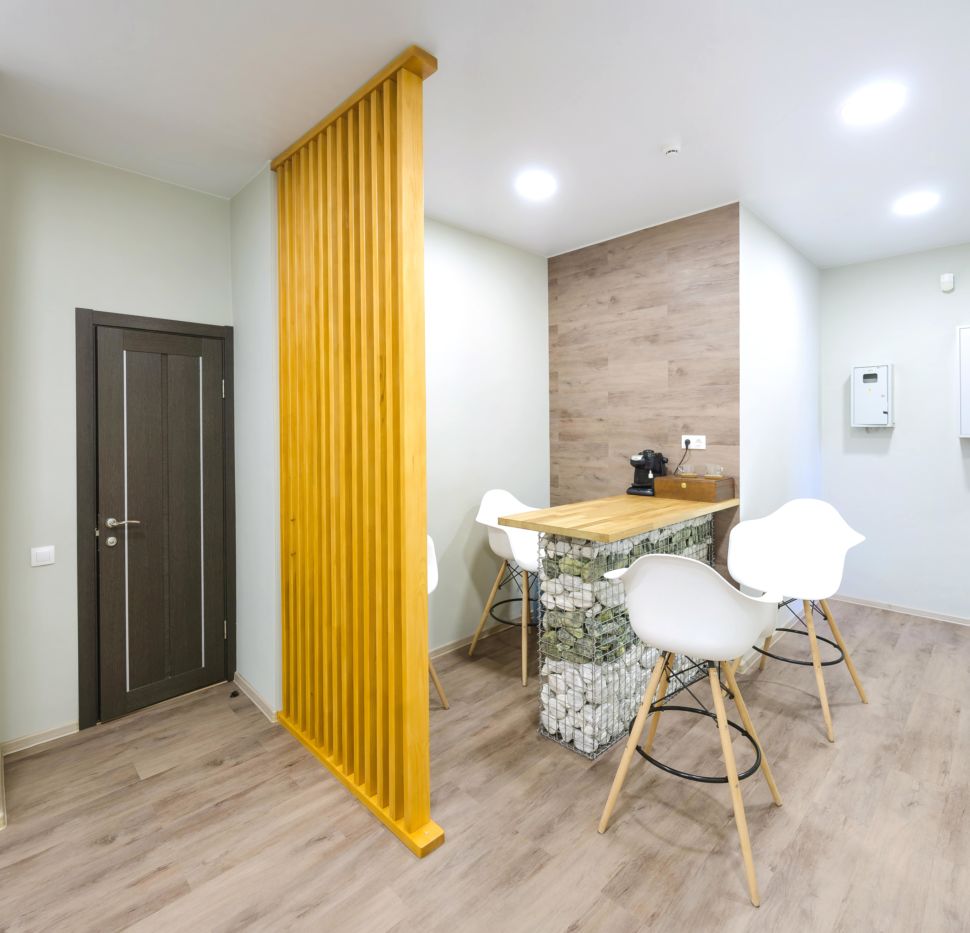 Фотография коридора 25 кв.м офисного помещения, барная стойка, барные стулья, пвх плитка, желтая деревянная перегородка, межкомнатная дверь